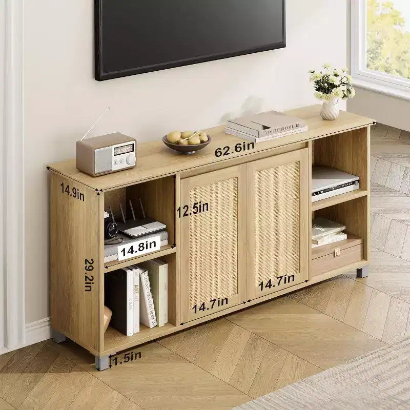 Meuble TV 70 po milieu de siècle avec armoire à portes en rotin et étagère ouverte, meuble console média en bois naturel et panneau MDF, consoles TV bohèmes pour salon