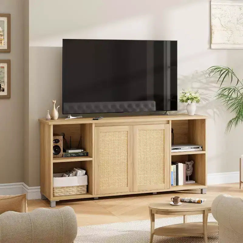 Meuble TV 70 po milieu de siècle avec armoire à portes en rotin et étagère ouverte, meuble console média en bois naturel et panneau MDF, consoles TV bohèmes pour salon