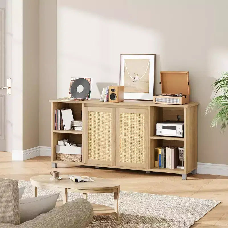 Meuble TV 70 po milieu de siècle avec armoire à portes en rotin et étagère ouverte, meuble console média en bois naturel et panneau MDF, consoles TV bohèmes pour salon