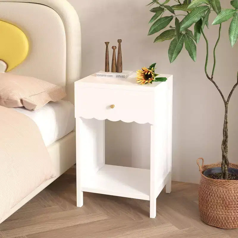 Table de chevet moderne blanche avec tiroir et étagère ouverte, Table de chevet à bord festonné pour chambre à coucher