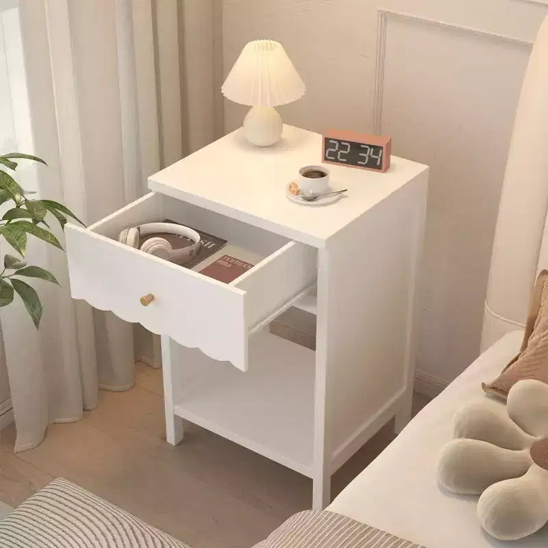 Table de chevet moderne blanche avec tiroir et étagère ouverte, Table de chevet à bord festonné pour chambre à coucher