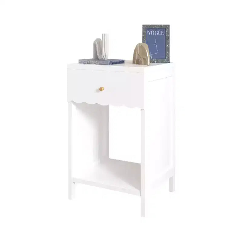 Table de chevet moderne blanche avec tiroir et étagère ouverte, Table de chevet à bord festonné pour chambre à coucher