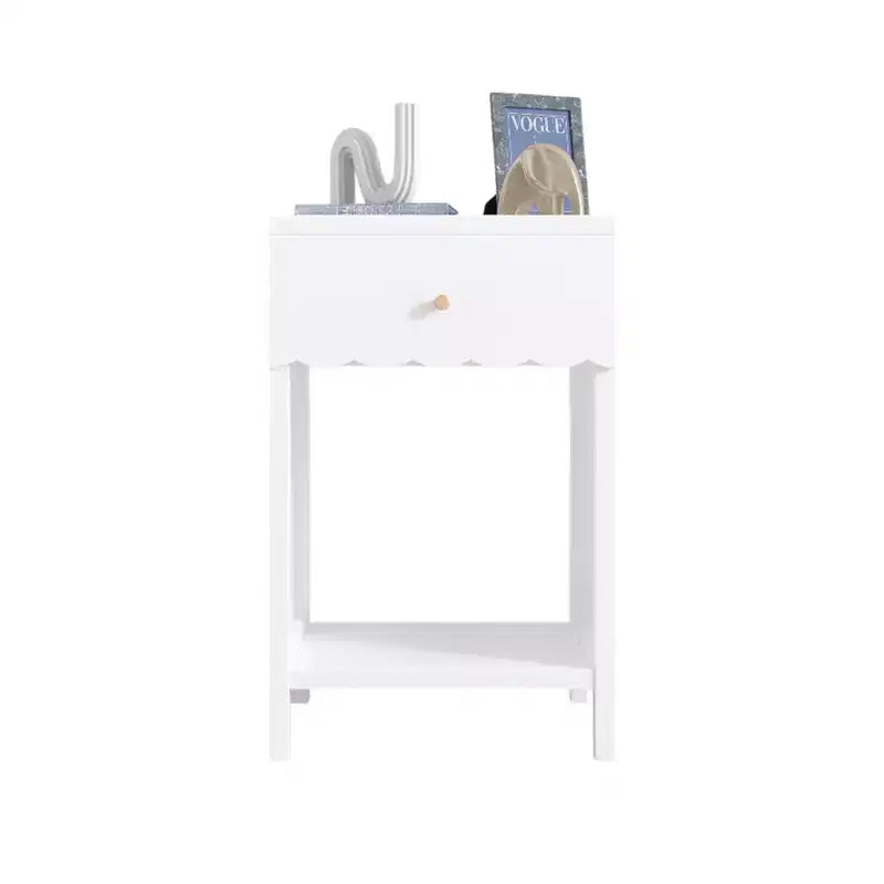 Table de chevet moderne blanche avec tiroir et étagère ouverte, Table de chevet à bord festonné pour chambre à coucher
