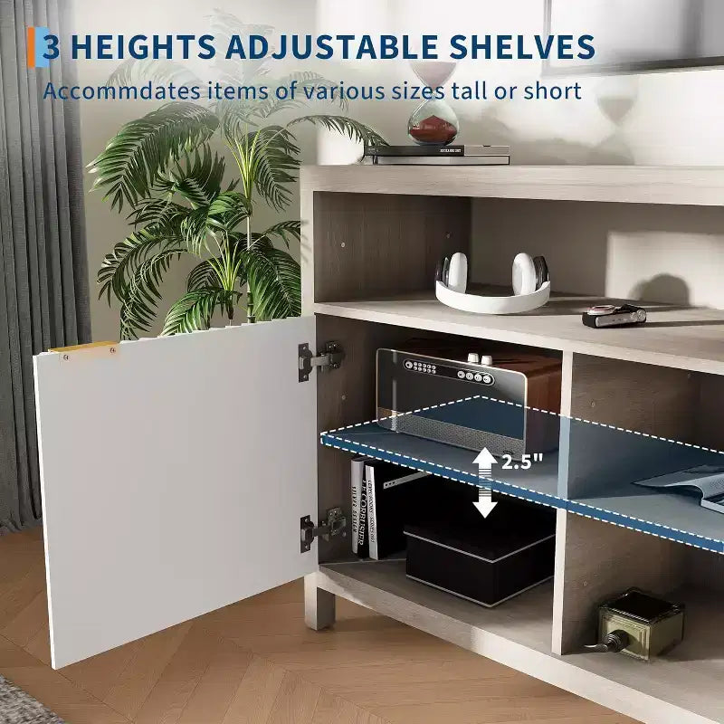 Meuble TV moderne de 150 cm pour salon, grand meuble de divertissement avec porte cannelée et étagères ouvertes, meuble console média en bois pour TV 65 pouces