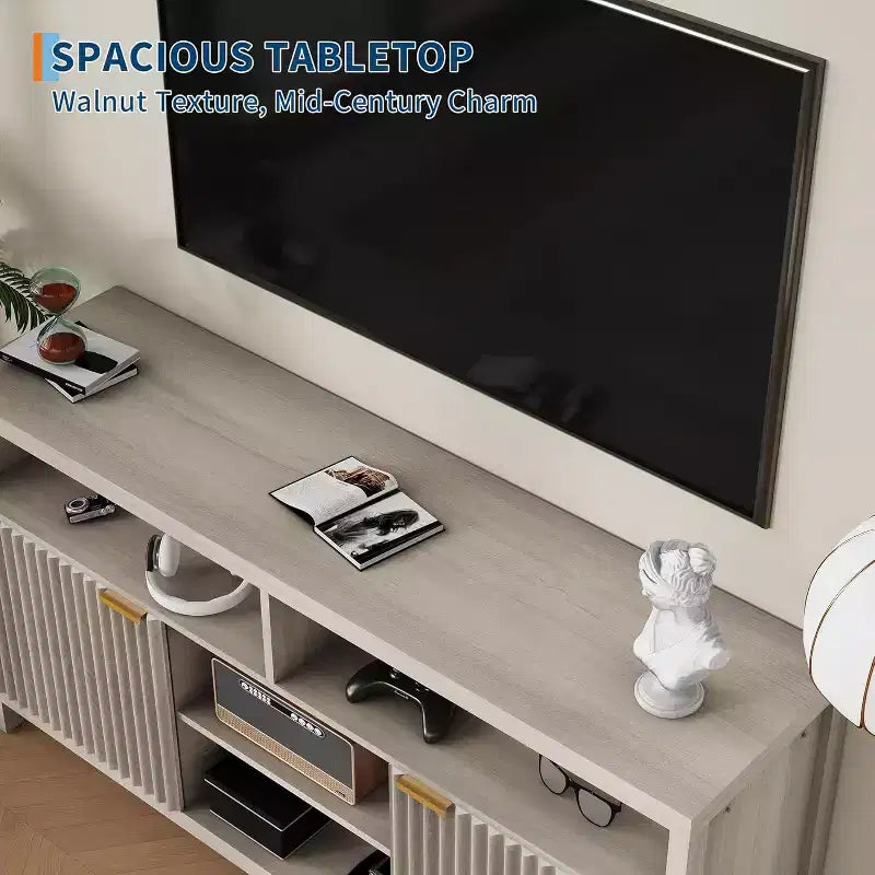 Meuble TV moderne de 150 cm pour salon, grand meuble de divertissement avec porte cannelée et étagères ouvertes, meuble console média en bois pour TV 65 pouces