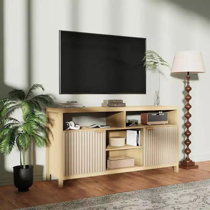 Meuble TV moderne de 150 cm pour salon, grand meuble de divertissement avec porte cannelée et étagères ouvertes, meuble console média en bois pour TV 65 pouces
