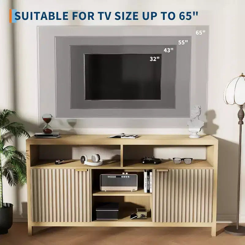 Meuble TV moderne de 150 cm pour salon, grand meuble de divertissement avec porte cannelée et étagères ouvertes, meuble console média en bois pour TV 65 pouces