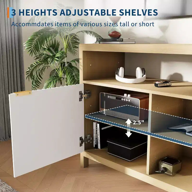 Meuble TV moderne de 150 cm pour salon, grand meuble de divertissement avec porte cannelée et étagères ouvertes, meuble console média en bois pour TV 65 pouces