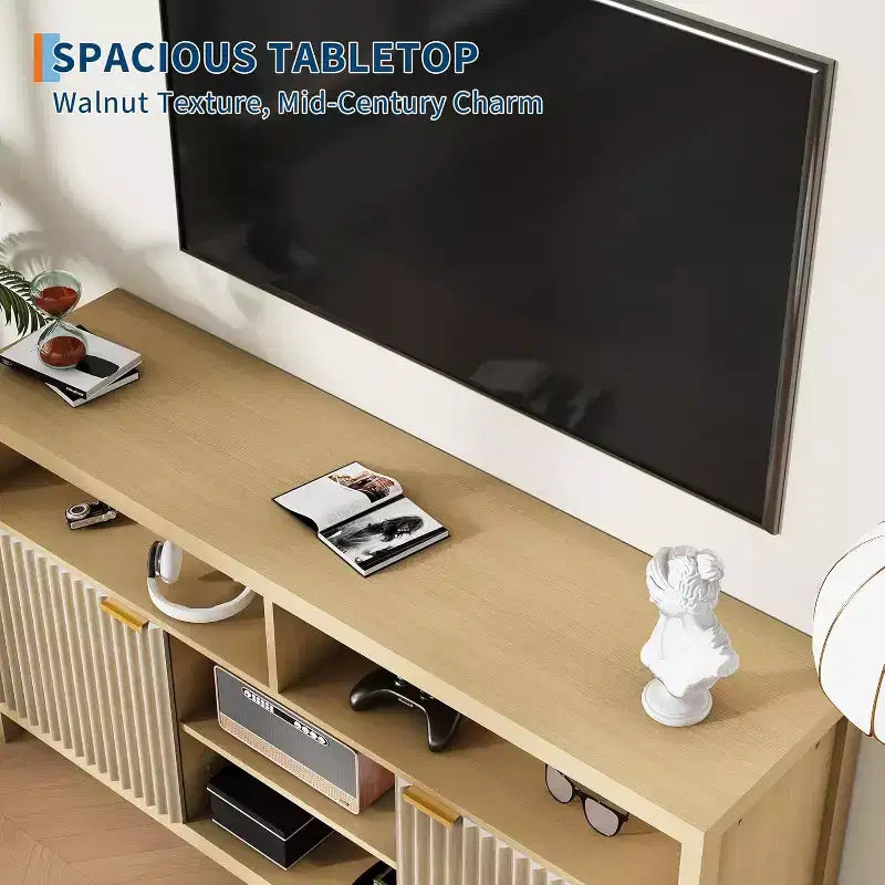 Meuble TV moderne de 150 cm pour salon, grand meuble de divertissement avec porte cannelée et étagères ouvertes, meuble console média en bois pour TV 65 pouces