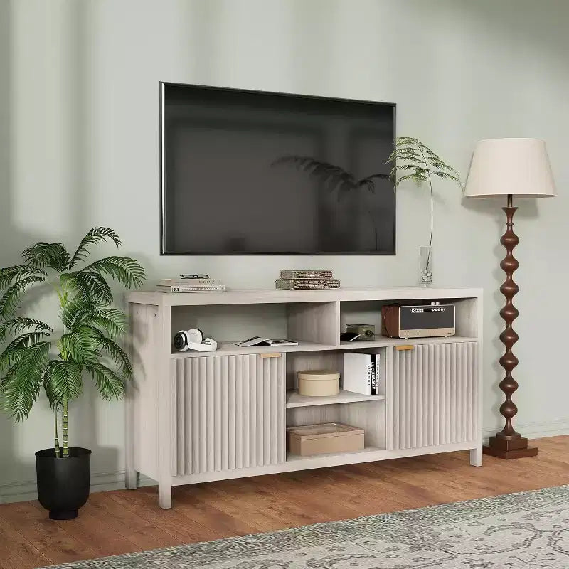 Meuble TV moderne de 150 cm pour salon, grand meuble de divertissement avec porte cannelée et étagères ouvertes, meuble console média en bois pour TV 65 pouces