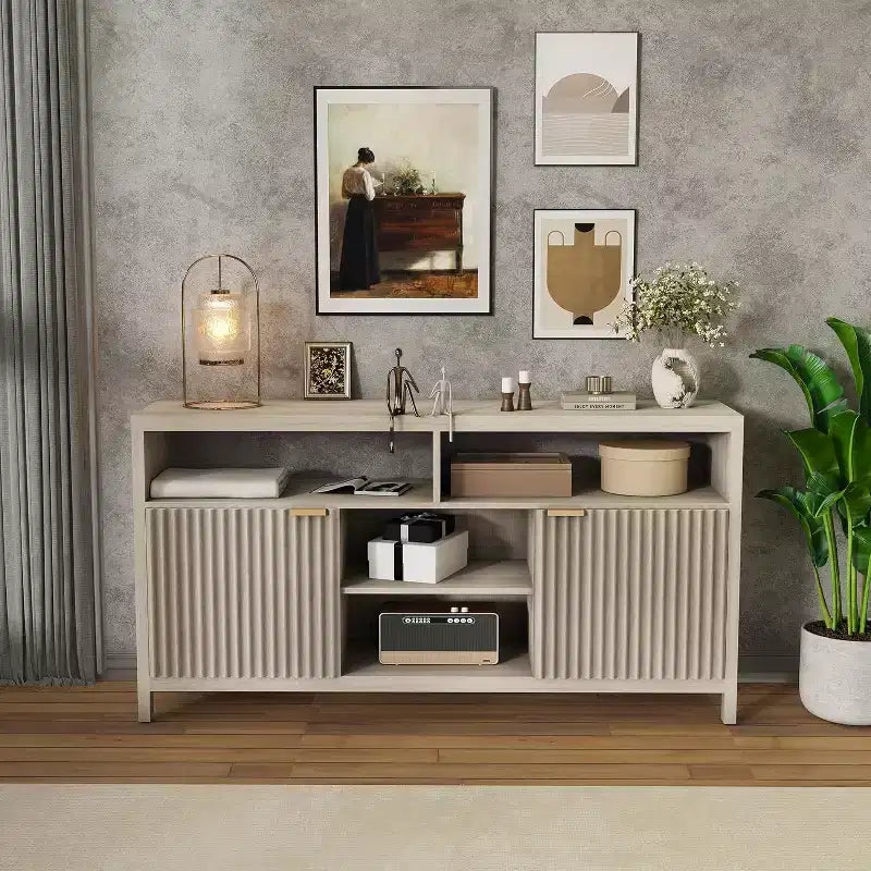 Meuble TV moderne de 150 cm pour salon, grand meuble de divertissement avec porte cannelée et étagères ouvertes, meuble console média en bois pour TV 65 pouces