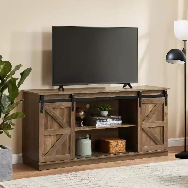 Meuble TV et centre de divertissement de style rustique de 58 po pour téléviseurs jusqu'à 65 po, avec portes coulissantes de grange et armoires de rangement