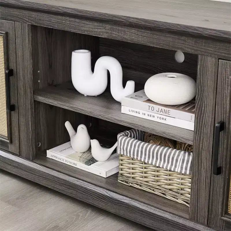 Meuble TV de style ferme pour écrans jusqu'à 70 pouces - 2 étagères ouvertes, 2 portes en rotin, MDF