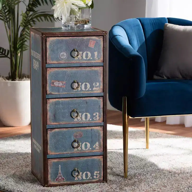 Commode 5 tiroirs Alba en bois bleu - Style vintage parisien avec poignées anneaux en laiton