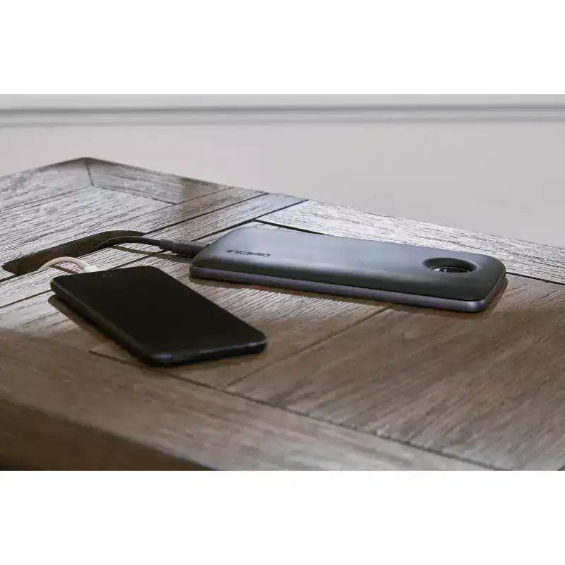 Table d'appoint Tyler Creek Chairside avec ports USB et prises marron grisâtre/noir - Signature Design by Ashley