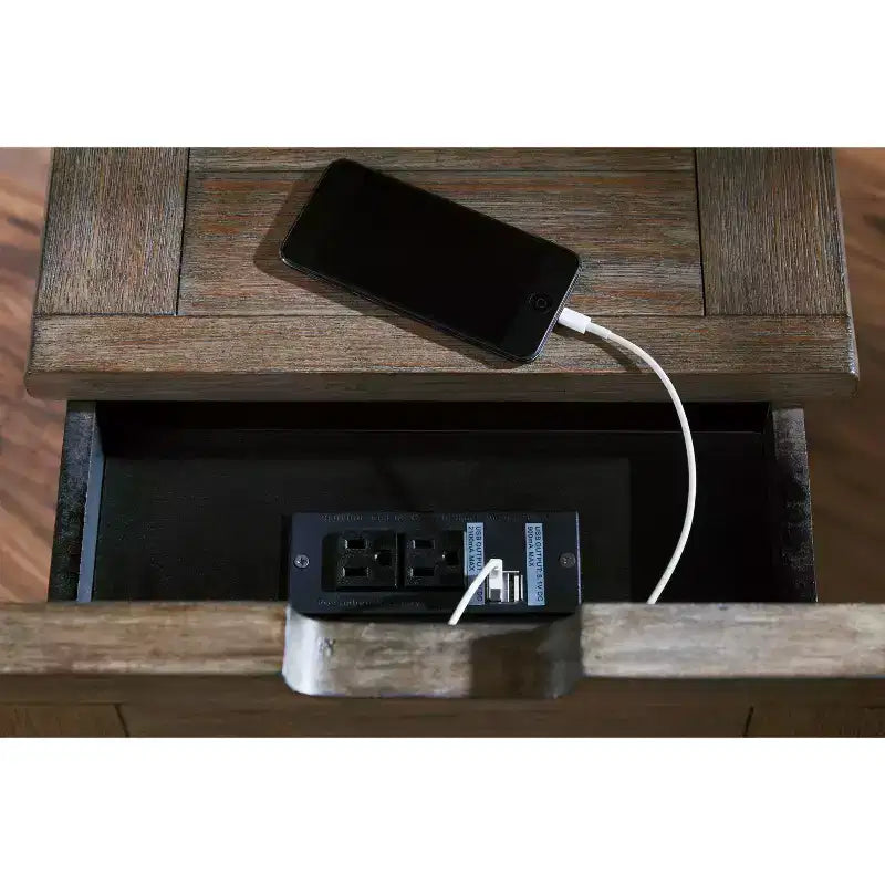 Table d'appoint Tyler Creek Chairside avec ports USB et prises marron grisâtre/noir - Signature Design by Ashley