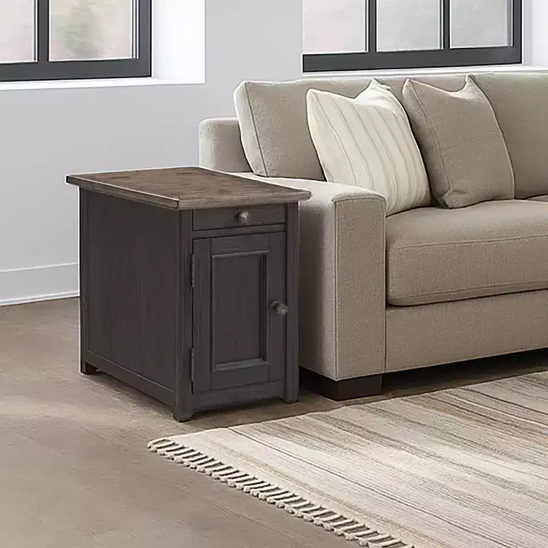 Table d'appoint Tyler Creek Chairside avec ports USB et prises marron grisâtre/noir - Signature Design by Ashley