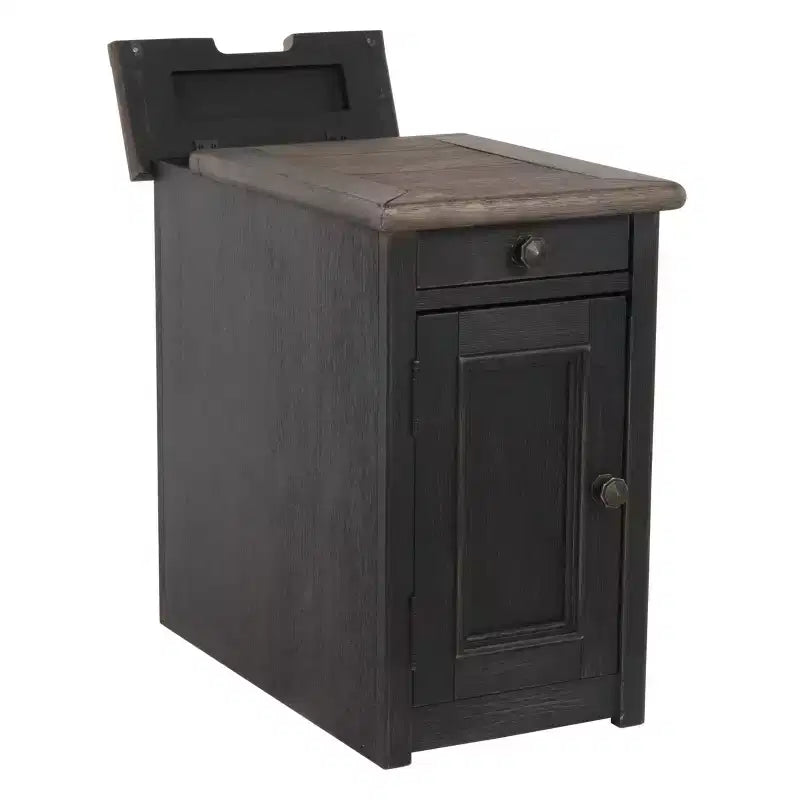 Table d'appoint Tyler Creek Chairside avec ports USB et prises marron grisâtre/noir - Signature Design by Ashley
