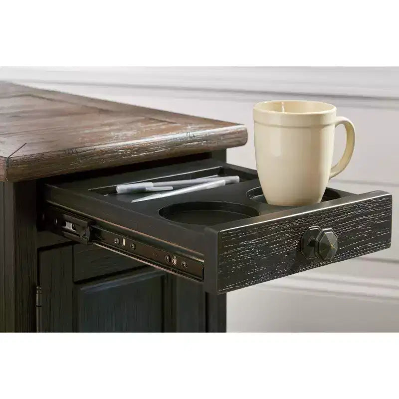 Table d'appoint Tyler Creek Chairside avec ports USB et prises marron grisâtre/noir - Signature Design by Ashley