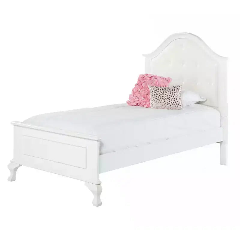 Lit pour enfant Isabella avec tête de lit en similicuir, lit double blanc : pieds arqués, moulures – Picket House Furnishings