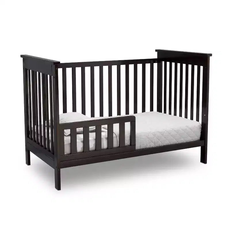 Lit de bébé convertible 3-en-1 Adley de Delta Children