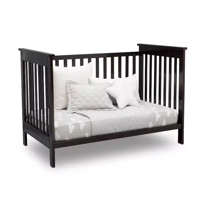 Lit de bébé convertible 3-en-1 Adley de Delta Children