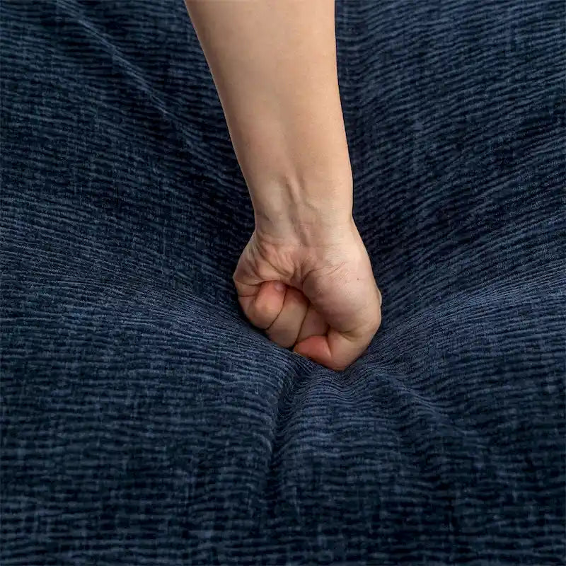 112.6 Canapé d'angle capitonné en chenille avec deux poufs amovibles