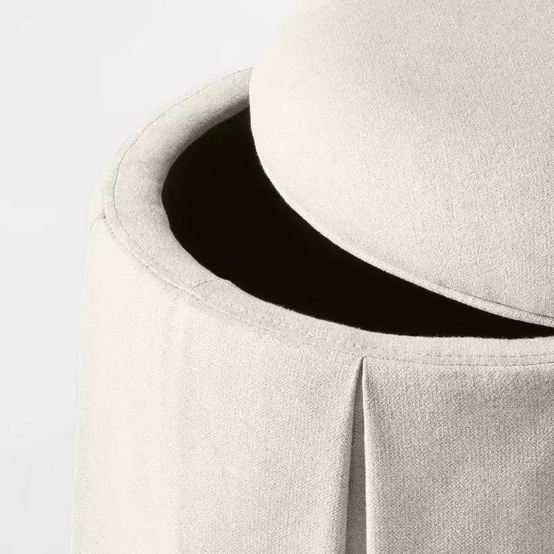 Pouf de rangement plissé en tissu haute performance - Threshold conçu avec Studio McGee