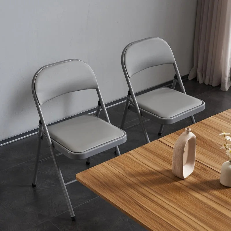 Chaises pliantes élégantes en fer et PVC pour conventions et expositions Blanches